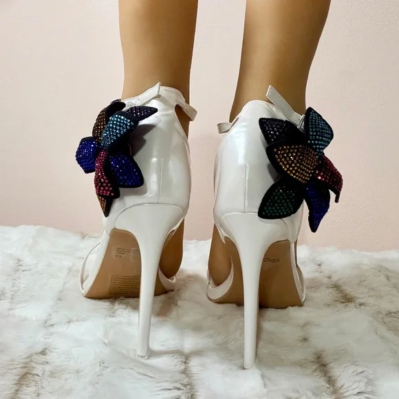 Cape Robbin White 4.5" Stiletto High Heel W/ A Multi-Petal Flower On The Heel - Picture 4 of 6